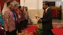 Presiden Jokowi memberi piala kepada Gubernur DKI Jakarta Anies Baswedan dalam acara silaturahmi dengan penerima manfaat Jaminan Kesehatan Nasional (JKN) dan Kartu Indonesia Sehat (KIS) di Istana Negara, Jakarta (23/5).(Liputan6.com/Angga Yuniar)