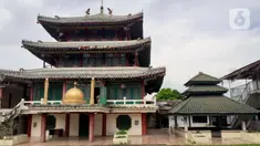 Kondisi Masjid Jami Tan Kok Liong di Kampung Bulak Rata, Cibinong, Kab Bogor, Jabar, Senin (4/5/2020). Masjid yang memiliki arsitektur seperti kelenteng tersebut dibangun pada 2005 lalu berdasarkan nama kecil sang pendiri yaitu M Ramdhan Effendi atau Anton Medan. (Liputan6.com/Helmi Fithriansyah)