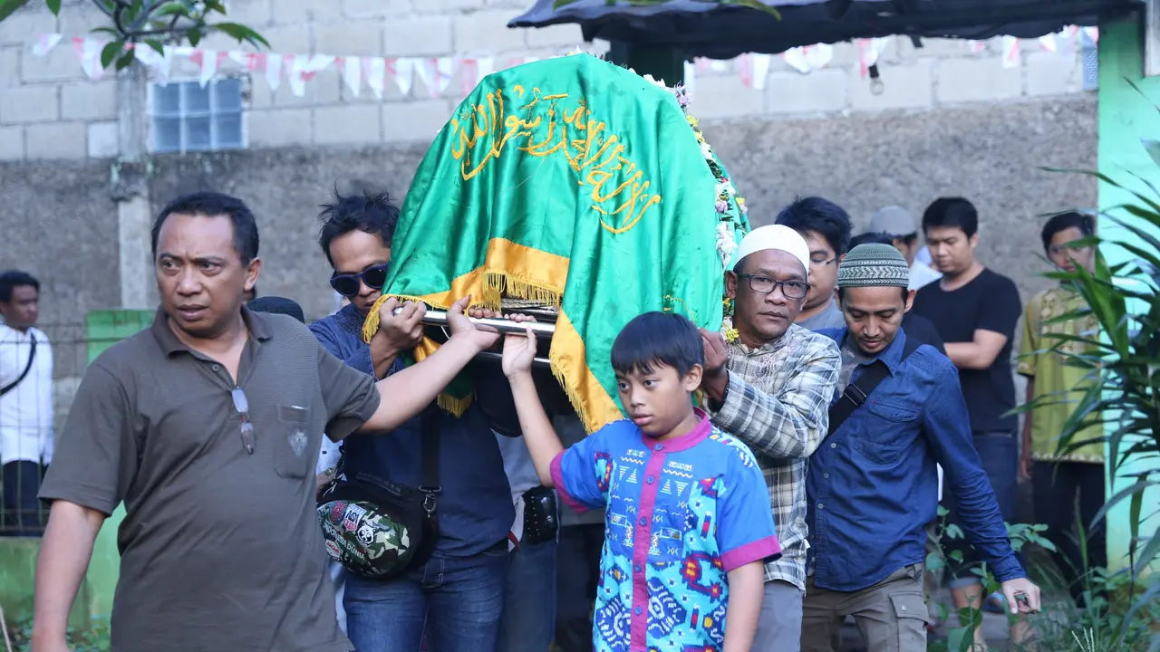 [Bintang] Pemakaman Anak Komeng