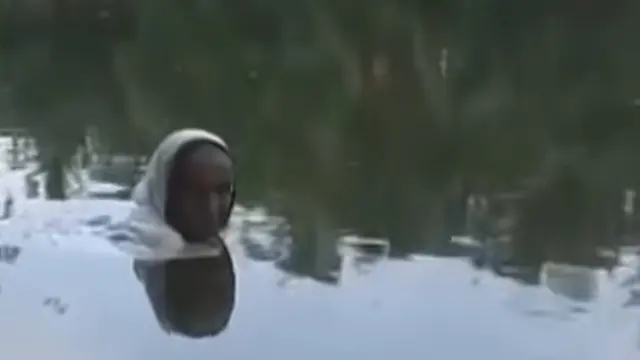 Nenek Pataruni Berendam Untuk Mengatasi Penyakit Anehnya. (Foto: Cuplikan Youtube)