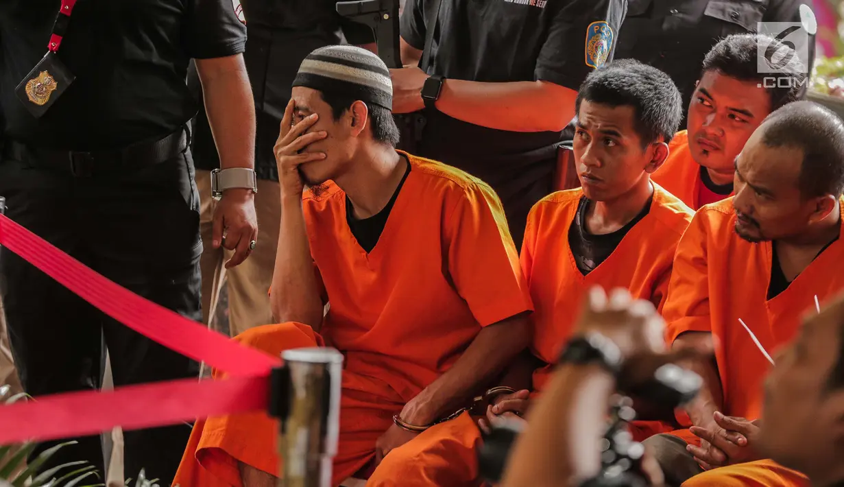 Tersangka kasus narkoba jaringan Malaysia-Indonesia dihadirkan saat rilis di Bareskrim Mabes Polri, Jakarta, Selasa (9/7/2019). Selama 2019, Bareskrim Polri bersama stakeholder terkait menyita 177,500 Kg sabu-sabu dan 30 ribu butir ekstasi dari sindikat Malaysia-Jakarta. (Liputan6.com/Fazail Fanani)