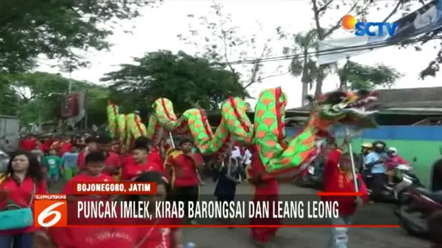 Warga Tionghoa di Bojonegoro meriahkan Tahun Baru Imlek dengan menggelar kirab barongsai dan leang leong.