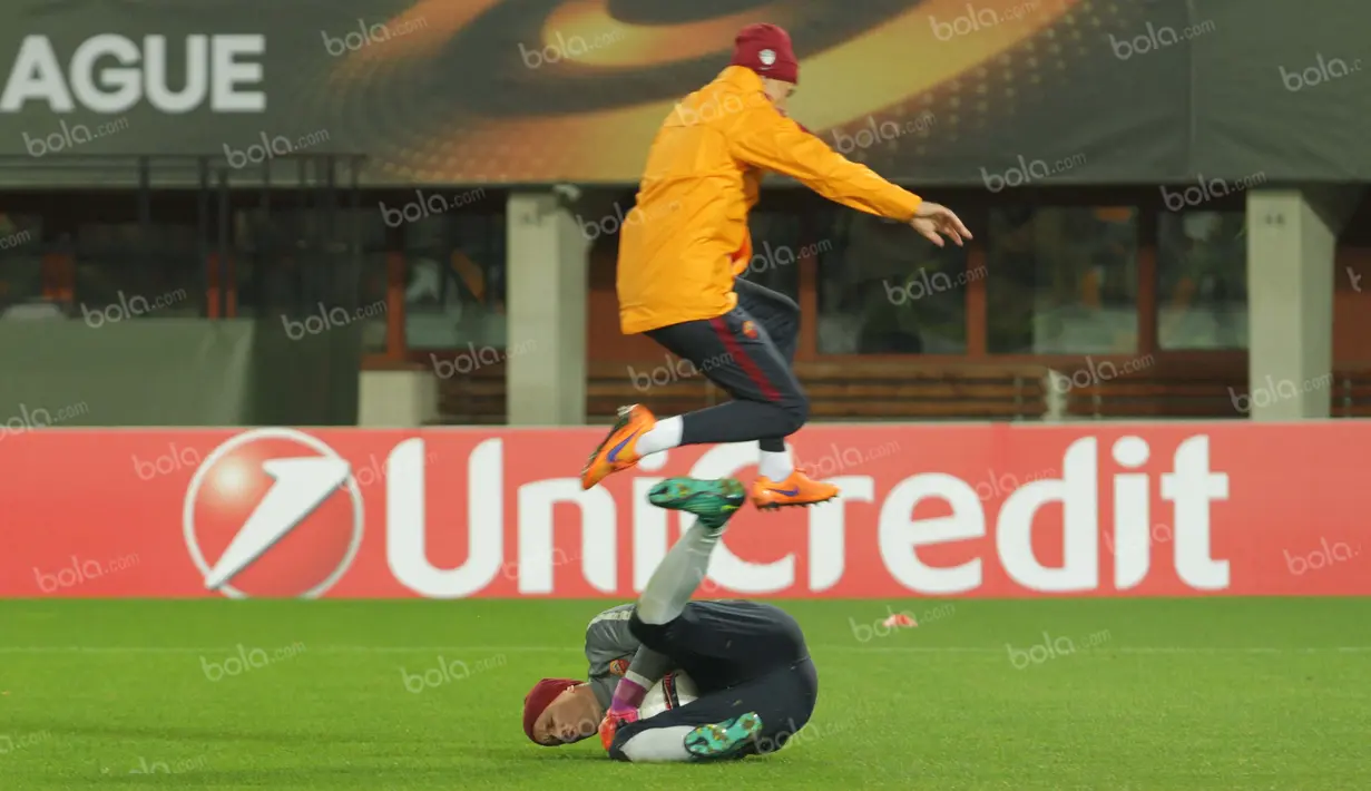 Kiper AS Roma, Wojciech Szczesny (bawah) besar kemungkinan akan menjadi andalan di bawah mistar gawang pada laga melawan FK Austria. (Bola.com/Reza Khomaini)