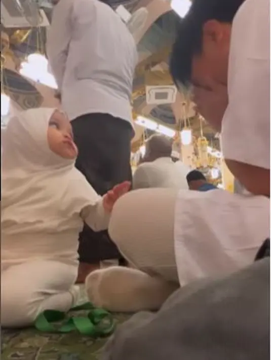 <p>Tangis Natta Reza pecah di samping Zakia, sang putri. Ia masih tak menyangka bisa masuk ke Raudhah dengan mudahnya sambil menggendong anak. (Foto: Instagram/@natta_reza)</p>