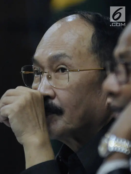 Terdakwa dugaan merintangi penyidikan dugaan korupsi e-KTP, Fredrich Yunadi saat mengikuti sidang lanjutan di Pengadilan Tipikor, Jakarta, Kamis (29/3). Sidang mendengarkan keterangan saksi. (Liputan6.com/Helmi Fithriansyah)