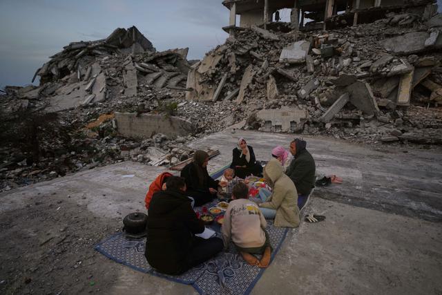 Dibayangi Krisis Kemanusiaan, Warga Gaza Jaga Nuansa Hangat Kebersamaan Ramadan