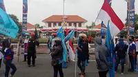 Demo buruh di depan Grahadi Surabaya. (Dian Kurniawan/Liputan6.com)