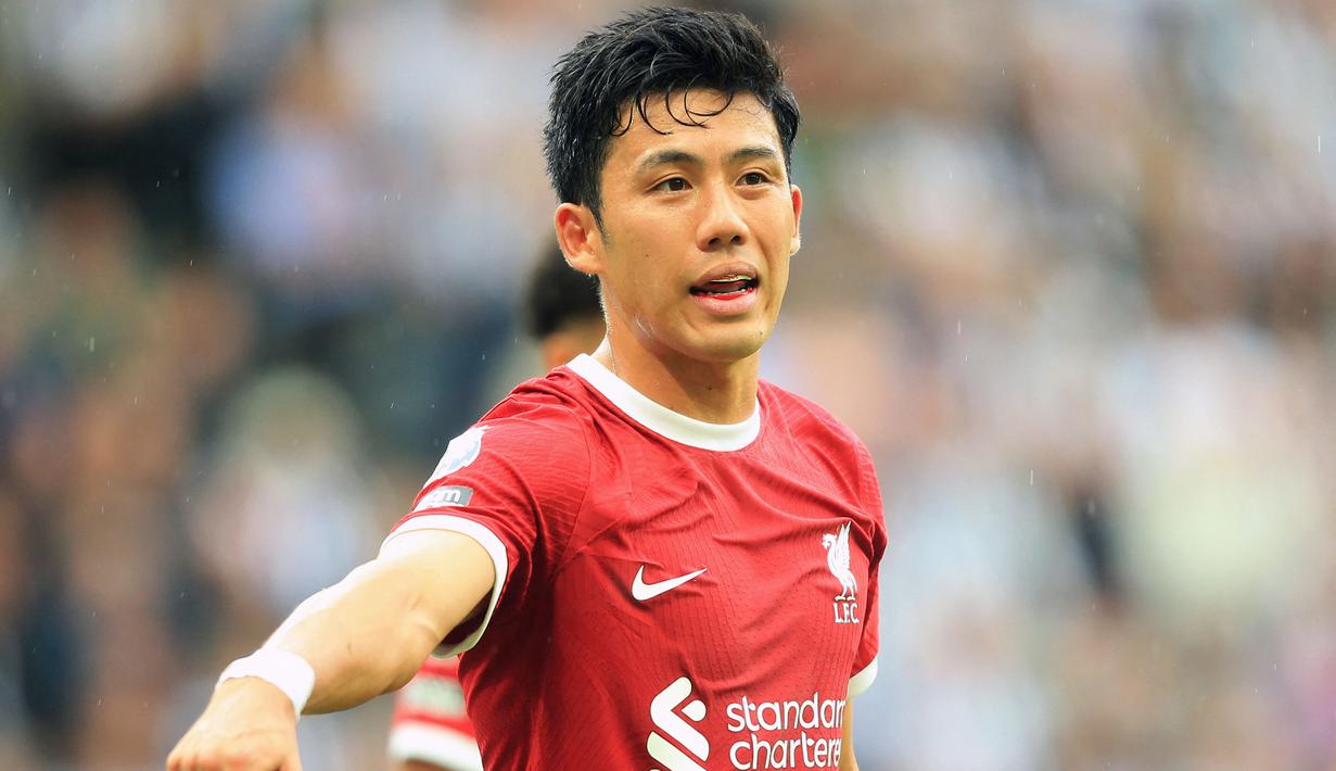 Wataru Endo menjadi pemain terbaru Asia yang bermain di Premier League. Gelandang bertahan asal Jepang ini didatangkan Liverpool dari VfB Stuttgart pada awal musim 2023/2024 dengan nilai transfer 20 juta euro. Ia dikontrak selama 4 tahun hingga 30 Juni 2027. (AFP/Lindsey Parnaby)