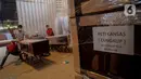 Pekerja menyelesaikan pembuatan peti khusus jenazah COVID-19 di Funisia Perkasa, Kota Tangerang, Banten, Jumat (16/10/2020). Pabrik furnitur tersebut kini memproduksi peti untuk jenazah COVID-19 dan bisa menghasilkan 50 hingga 100 buah peti per harinya. (Liputan6.com/Angga Yuniar)