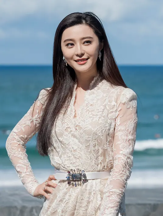 Fan Bingbing satu-satunya artis China yang masuk dalam daftar artis dengan penghasilan tertinggi versi Forbes. Fan Bingbing berada di posisi lima di bawah Jennifer Aniston. (AFP PHOTO / ANNE-CHRISTINE POUJOULAT)
