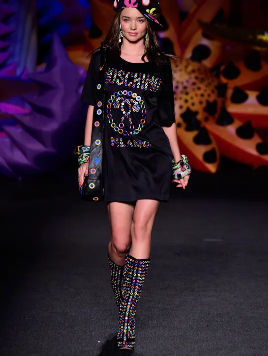 Tak lama, anggota kepolisian Los Angeles datang memberikan keterangan. Mereka menjelaskan, telah menemukan pertarungan fisik perampok dan petugas keamanan, yang juga terdapat penikaman oleh perampok kepada petugas keamanan. (AFP/Bintang.com)