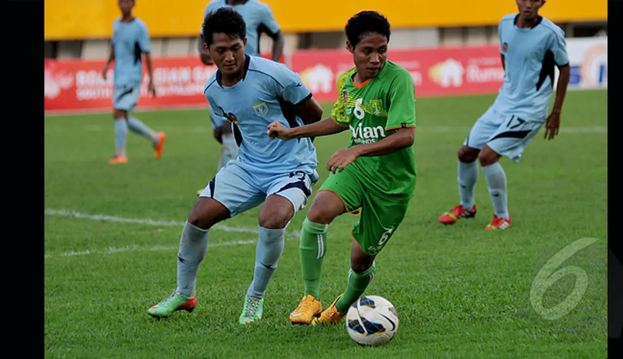 Pemain Persebaya Surabaya, Evan Dimas berusaha melewati hadangan pemain persela Lamongan dalam laga perebutan juara ketiga di SCM Cup 2015, Stadion Jakabaring, Palembang, Selasa (27/1/2015). (Liputan6.com/Johan Tallo)