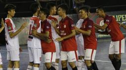 Pemain Doby MCW Banten saling bersalaman dengan pemain Surya Futsal usai laga Super Soccer Futsal Battle di Summarecon Mall Serpong, Sabtu (29/09/2018). Doby MCW Banten takluk 2-8 dari Surya Futsal. (Bola.com/M Iqbal Ichsan)