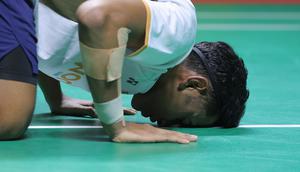 Tunggal putra Indonesia, Alwi Farhan, sujud syukur setelah menjuarai Indonesia Masters 2026 di Istora Senayan, Jakarta, Minggu (25/1/2026). (Bola.com/Bagaskara Lazuardi)