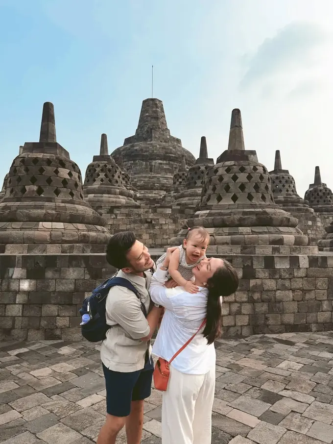 Gaya Kasual Stylish Jessica Mila Liburan sambil Momong Anak di Magelang