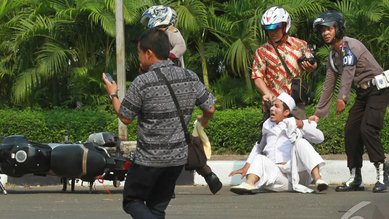 FPI Mengamuk, Polisi Dihujani Batu