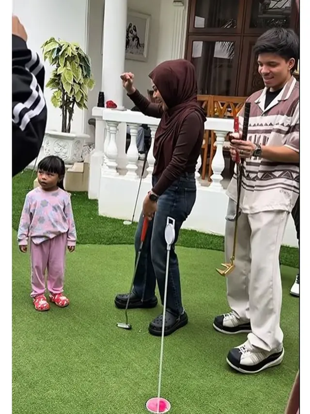 6 Potret Aurel Hermansyah Latihan Main Golf, Diajari Mertua dan Ipar Halilintar