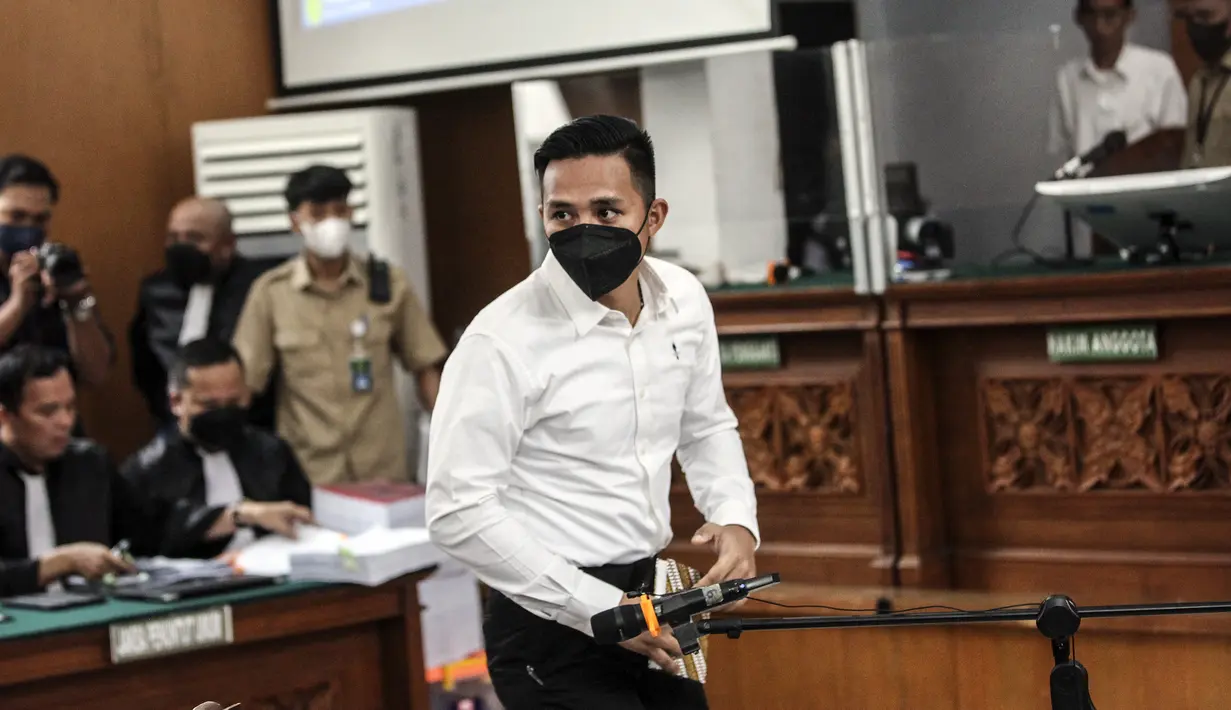 Bharada Richard Eliezer Pudihang Lumiu atau Bharada E sesaat sebelum menjalani sidang pemeriksaan saksi terkait kasus pembunuhan berencana Brigadir Yosua Hutabarat alias Brigadir J di Pengadilan Negeri Jakarta Selatan, Senin (31/10/2022). 11 saksi dihadirkan di sidang hari ini. (Liputan6.com/Johan Tallo)
