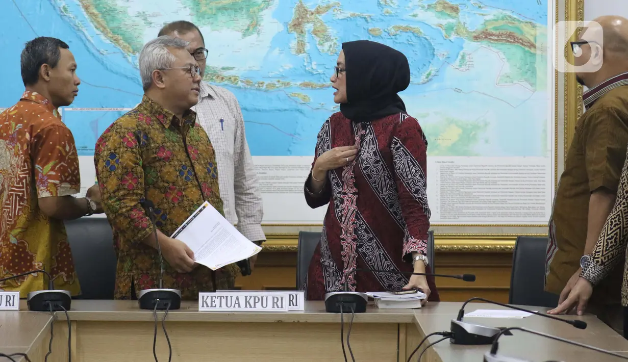 Evi Novida Ginting (ketiga kiri) bersama Ketua KPU RI, Arief Budiman usai memberi keterangan terkait pernyataan sikap KPU RI terhadap putusan DKPP di Jakarta, Kamis (19/3/2020). Evi Novida Ginting menyatakan keberatan dan akan mengajukan gugatan atas putusan DKPP. (Liputan6.com/Helmi Fithriansyah)