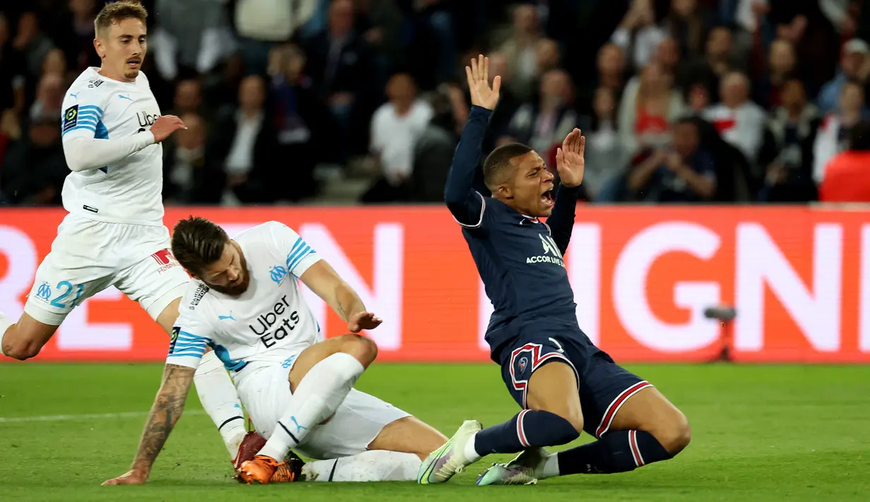 Pemain depan Paris Saint-Germain Kylian Mbappe ditantang oleh bek Olympique Marseille Duje Caleta Car pada laga Liga Prancis pekan ke-32 di Parc des Princes, Senin (18/4/2022) dini hari WIB. PSG vs Marseille berakhir dengan skor 2-1. (Thomas COEX / AFP)