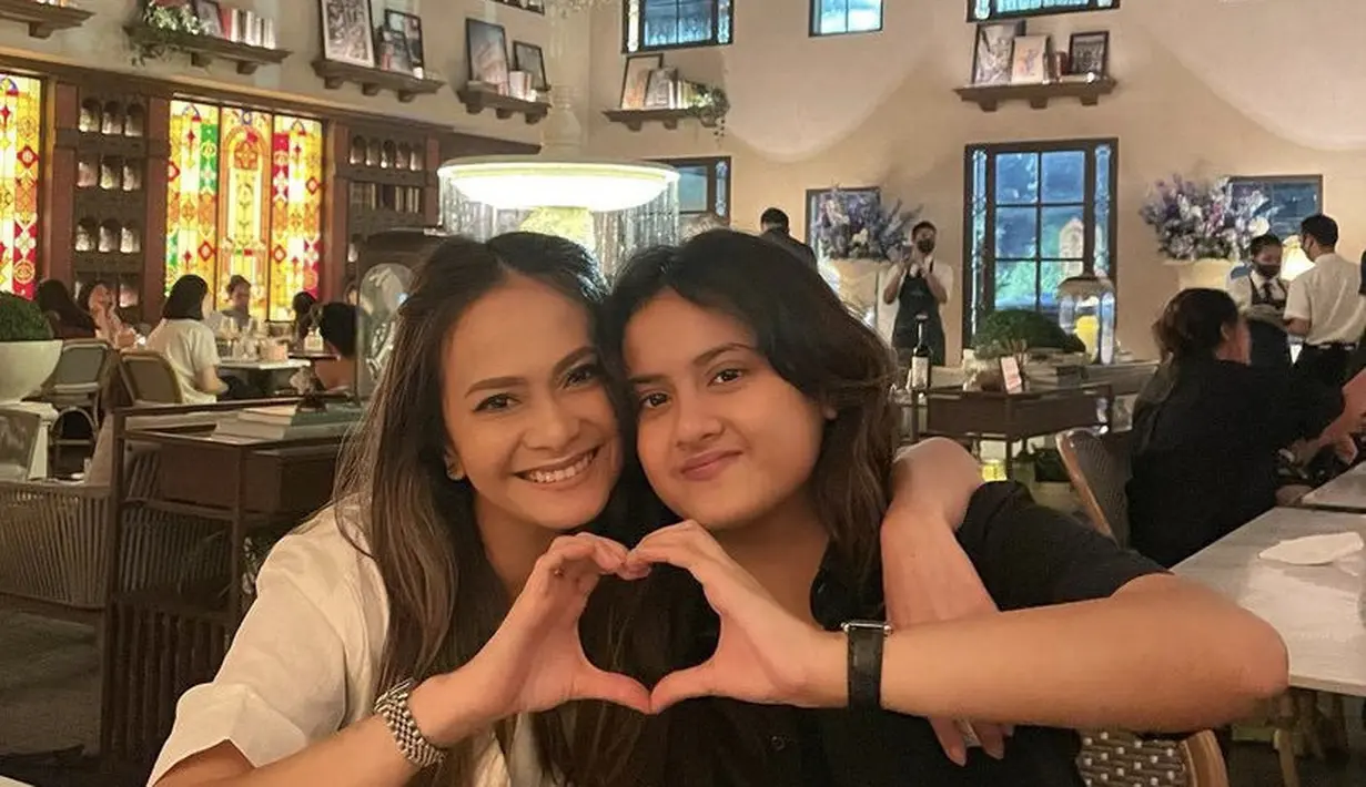 Aiska Vairana yang akrab disapa Kika kini kuliah di ITB Jurusan Teknik Aeronautics dan Astronautics. Ersa pun kerap mengunjungi sang anak ke Bandung. (@ersamayori)