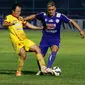 Pemain Arema Cronus,  Cristian Gonzales berusaha melewati hadangan para pemain Sriwijaya FC saat Semifinal Piala Presiden 2015, Malang, Sabtu (3/10/2015). Pertandingan berakhir imbang dengan skor 1-1. (Liputan6.com/Yoppy Renato)