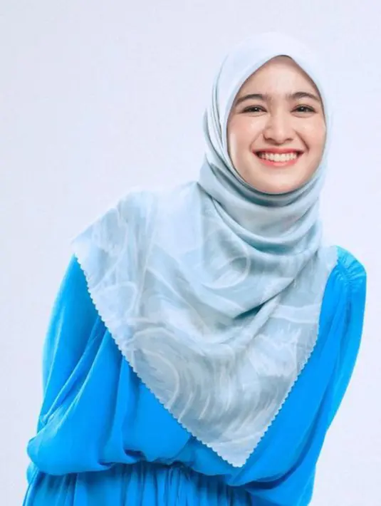 Masih dengan model hijab yang sama, kali ini aktris cantik tersebut mengenakan hijab bermotif. Aktris yang pernah bermain dalam sinetron Tukang Bubur Naik Haji ini sedang bermain di sinetron baru berjudul Tajwid Cinta. (Instagram/@cutsyifaa)