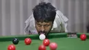 Mohammad Ikram bermain snooker dengan dagunya di sebuah klub snooker lokal di kota Samundri, Pakistan, Minggu (25/10/2020). Ikram, 32, lahir tanpa lengan, tetapi semua orang mengagumi keterampilan snookernya ketika dia memukul bola dengan dagunya di atas meja snooker. (AP Photo/Anjum Naveed)