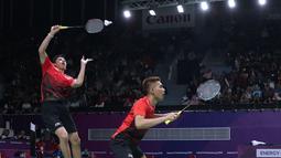 Ganda putra Indonesia, Fajar Alfian/M Rian Ardianto mengembalikan kok ke arah pemain India, Manu Attri/Sumeeth Reddy Buss pada perempat final Bulutangkis Beregu Putra Asian Games 2018 di Jakarta, Senin (20/8). (Liputan6.com/Helmi Fithriansyah)