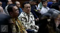 Terdakwa kasus dugaan suap gula impor Irman Gusman bersiap menjalani sidang lanjutan di Pengadilan Tipikor Jakarta, Selasa (15/11). Sidang beragenda pembacaan nota keberatan atau eksepsi yang dibacakan pihak kuasa hukum terdakwa (Liputan6.com/Johan Tallo)