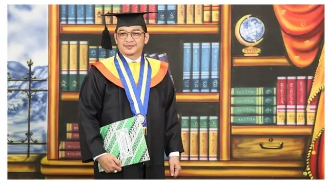 7 Momen Wisuda Pasha Ungu, Resmi Jadi Sarjana dan Didampingi Istri Tercinta