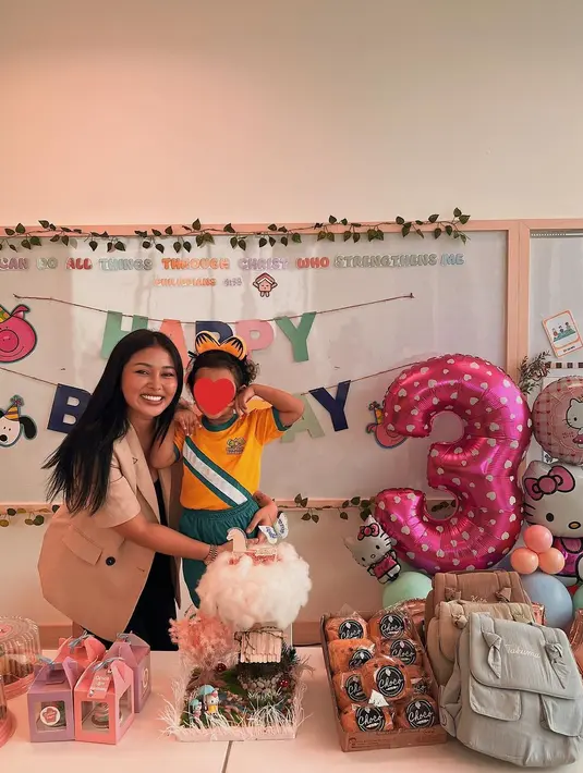 Hingga usianya kini tiga tahun, penyanyi Mutia Ayu masih tetap menutup wajah putrinya. [Instagram/mutia_ayuu]