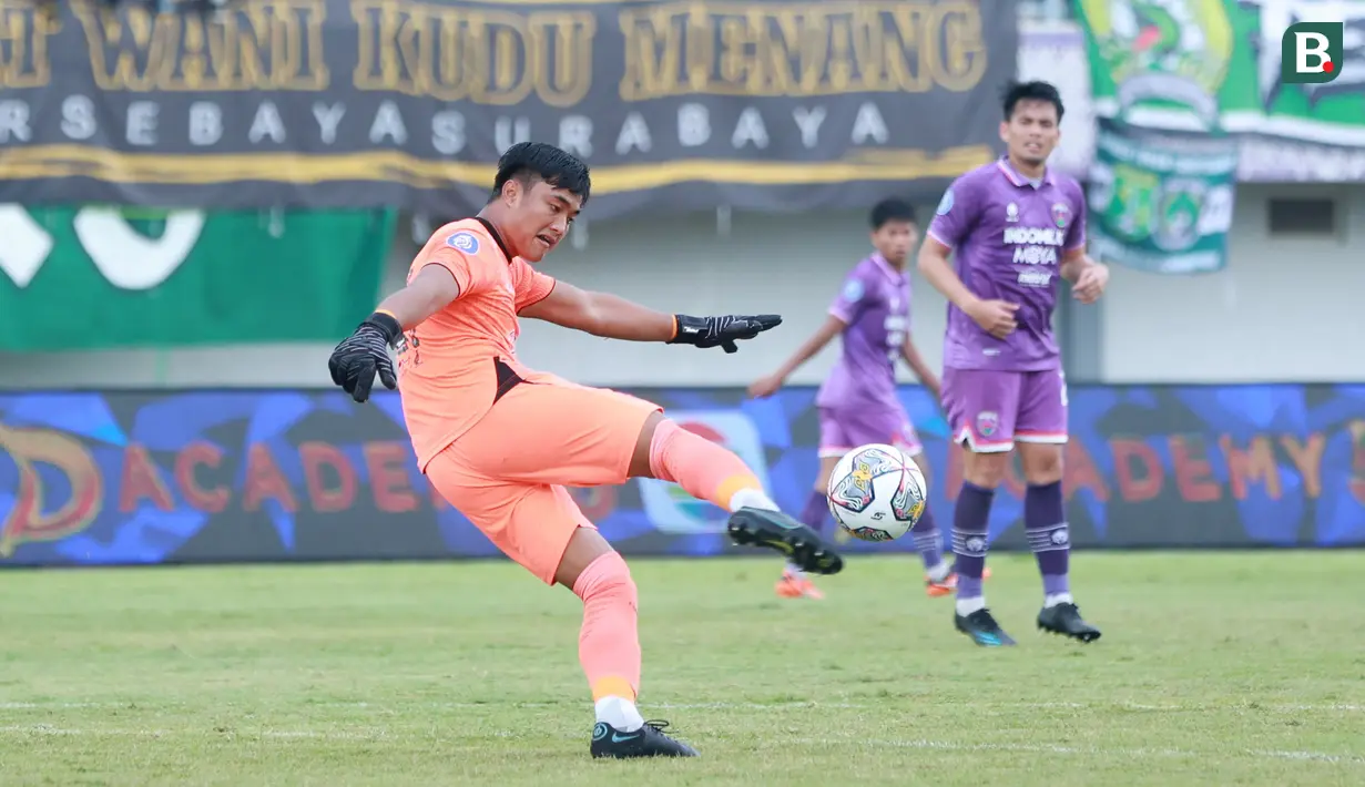 Kiper Persebaya Surabaya, Ernando Ari menendang bola saat melawan Persita Tangerang pada laga pekan ke-18 BRI Liga 1 2022/2023 di Stadion Indomilk Arena, Tangerang, Rabu (18/1/2023) sore WIB. Persebaya menang dengan skor 5-0. (Bola.com/M Iqbal Ichsan)