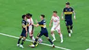 Pemain Boca Juniors, Alan Velasco, bersitegang dengan pemain Benfica, Renato Sanches, pada laga Grup C Piala Dunia Antarklub 2025 di Stadion di Hard Rock, Miami, Selasa (17/6/2025). (AFP/Sandra Montanez)