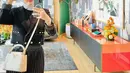 Untuk acara formal, tampilan Dinda Hauw yang memadukan cropped blazer dan rok plisket warna hitam ini memberikan kesan elegan. Untuk hijab, bisa pilih warna abu-abu. (Instagram/dindahw).