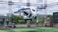 Untuk waktu yang singkat, mobil terbang naik ke langit dan membuktikan kendaraan ini bisa menjadi solusi transportasi yang layak untuk masa depan. (Autoevolution)
