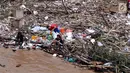 Sejumlah anak mengumpulkan botol-botol plastik yang tersangkut diantara tumpukan sampah di Pintu Air Manggarai, Jakarta, Jumat (26/4). Sampah ini terbawa arus sungai Ciliwung akibat curah hujan yang tinggi di kawasan Bogor dan sekitarnya, Kamis (25/4). (Liputan6.com/Helmi Fithriansyah)