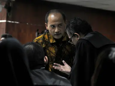 Mantan Deputi Gubernur Bank Indonesia (BI), Budi Mulya menjalani sidang perdana dugaan korupsi pemberian fasilitas pendanaan jangka pendek Bank Century (Liputan6.com/Herman Zakharia)