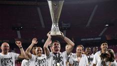 Oliver Glasner sukses membawa Eintracht Frankfurt menjuarai Liga Europa 2021/2022. Gelar tersebut merupakan trofi pertama yang berhasil ia bersembahkan bersama Die Alder. Hebatnya lagi, pelatih asal Australia tersebut berhasil juara dengan status tak terkalahkan. (AFP/Cristina Quicler)