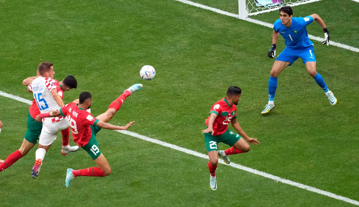 (kiri-kanan) Pemain Kroasia Mario Pasalic berebut bola dengan pemain Maroko Youssef En-Nesyri, Yahya Jabrane, dari kiper Yassine Bounou pada pertandingan sepak bola Grup F Piala Dunia 2022 di Stadion Al Bayt, Al Khor, Qatar, Rabu (23/11/2022). Pertandingan berakhir imbang dengan skor 0-0. (AP Photo/Darko Vojinovic)
