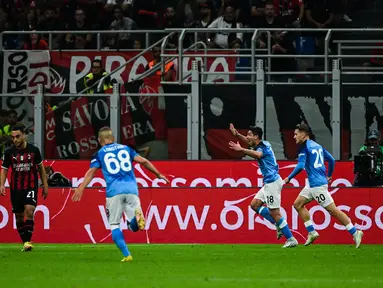 Penyerang Napoli, Giovanni Simeone (kedua kanan) berselebrasi setelah mencetak gol ke gawang AC Milan pada pertandingan lanjutan Liga Serie A Italia di stadion San Siro di Milan, Senin (19/9/2022). Napoli menang tipis atas AC Milan 2-1. (AFP/Miguel Medina)