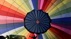 Peserta menyiapkan balon udaranya untuk diterbangkan saat mengikuti Bristol International Balloon Fiesta ke 37  di Inggris, Jumat (7/8/2015). Festival balon terbesar di eropa ini berlangsung selama empat hari.  (REUTERS/Toby Melville)