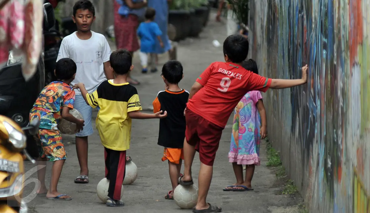 Sejumlah anak tampak bersiap bermain bola di gang kecil kawasan Benhil, Jakarta, Rabu (10/6/2015). Anak-anak ini memanfaatkan gang kecil untuk bermain bola dikarenakan kurangnya sarana bermain khususnya lapangan bola di Jakarta. (Liputan6.com/Johan Tallo)