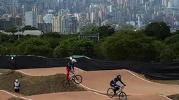 Para atlet berlatih di lintasan Antonio Roldan Betancur di Medellin, Kolombia, jelang Kejuaraan Dunia BMX 2016 yang akan berlangsung 25-29 Mei 2016. (AFP/Raul Arboleda)