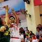 Aksi pemain Universitas Esa Unggul (UEU), Dewah Wiratno (kanan) di final LIMA Basket (istimewa)