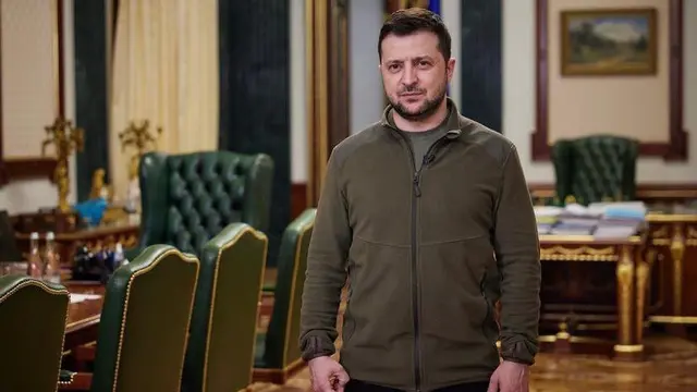 Dilelang, Jaket Hijau Army Ikonis Presiden Ukraina Volodymyr Zelensky Berhasil Terjual Rp1,6M