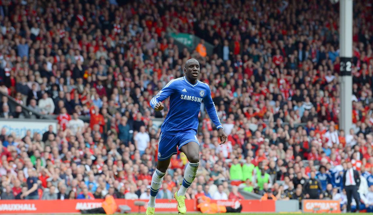 5. Demba Ba - Bermain apik di Newcastle membuat Chelsea kepincut mendatangkan striker tinggi tersebut. tahun 2015 Demba Ba memutuskan untuk pindah ke Besiktas hingga akhirnya bergabung bersama Shanghai Shenhua. (AFP/Andrew Yates)