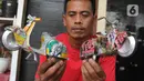 Perajin Ogifson Harianja, menunjukkan miniatur vespa dari kaleng bekas, Jakarta, Jumat (7/1/2022). Pemerintah melalui Kemenko Perekonomian telah mengumumkan bahwa plafon penyaluran KUR 2022 ditingkatkan menjadi Rp373,17 triliun, dengan suku bunga tetap sebesar 6 persen. (Liputan6.com/Angga Yuniar)