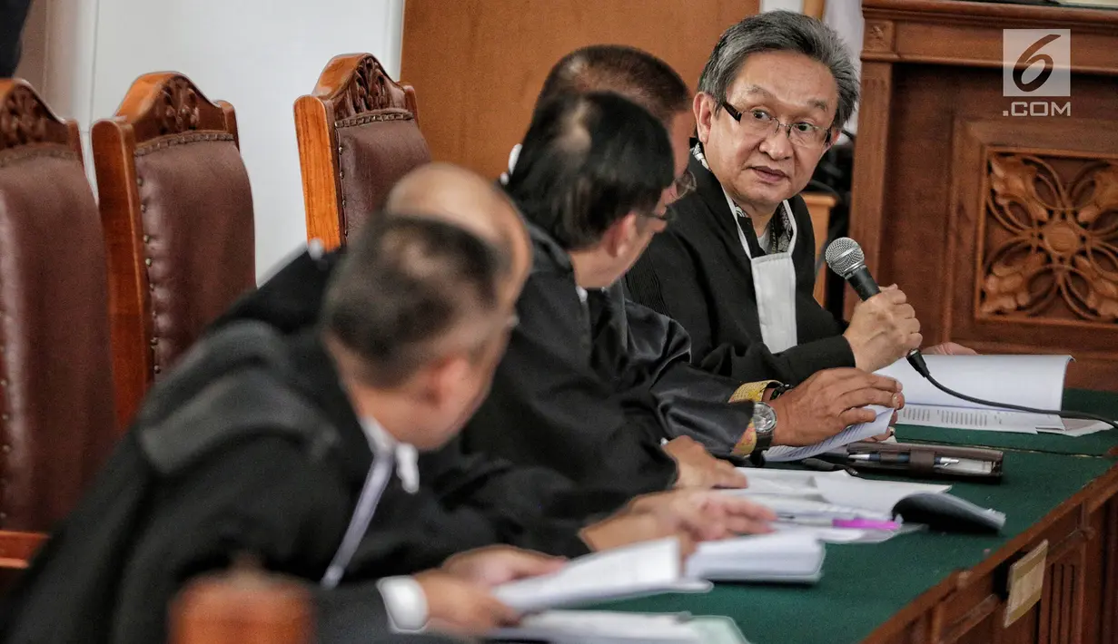 Pengacara Romahurmuziy, Maqdir Ismail (kanan) mengikuti sidang praperadilan di PN Jakarta Selatan, Senin (6/5/2019). Sidang beragendakan membacakan permohonan atau gugatan yang sebelumnya diajukan mantan Ketum PPP Romahurmuziy usai ditetapkan sebagai tersangka oleh KPK. (Liputan6.com/Faizal Fanani)