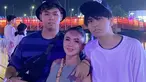 Potret Yuni Shara saat nonton konser yang diunggah di Instagram cukup mencuri perhatian. Terlihat kehadiran dua anak lelakinya, yakni Cavin Obient Salomo Siahaan dan Cello Obient Siahaan. Mereka berdua berpose dengan mengapit sang ibu di tengah. (Liputan6.com/IG/@yunishara36)